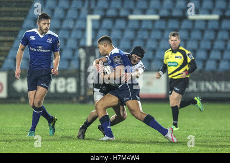 Parme, Italie. 05Th Nov, 2016. Zebre's fly moitié Carlo Canna aborde Adam Byrne lors du match contre le Leinster en Pro 12 Guinness © Massimiliano Carnabuci/Alamy news Banque D'Images