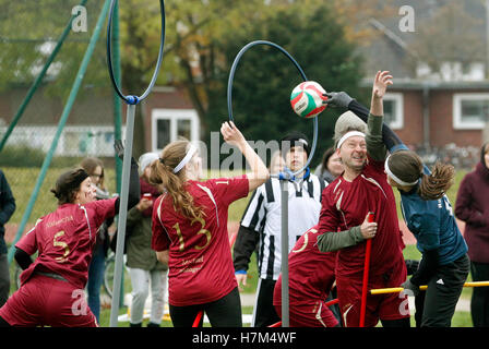 Münster, Allemagne. Nov 6, 2016. Les joueurs de la Ruhr Phoenix (bleu) et Munster maraudeurs (rouge) en action lors d'un match de quidditch à Muenster, Allemagne, 6 novembre 2016. Le jeu le quidditch est un mélange de handball, dodgeball et rugby et est connu à partir de l'univers de Harry Potter. PHOTO : ROLAND WEIHRAUCH/dpa/Alamy Live News Banque D'Images