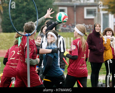 Münster, Allemagne. Nov 6, 2016. Les joueurs de la Ruhr Phoenix (bleu) et Munster maraudeurs (rouge) en action lors d'un match de quidditch à Muenster, Allemagne, 6 novembre 2016. Le jeu le quidditch est un mélange de handball, dodgeball et rugby et est connu à partir de l'univers de Harry Potter. PHOTO : ROLAND WEIHRAUCH/dpa/Alamy Live News Banque D'Images