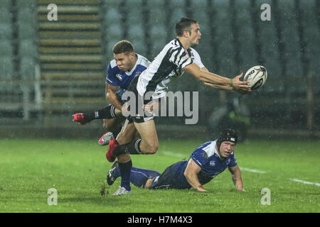 Parme, Italie. 05Th Nov, 2016.l'aile de Leinster Adam Byrne s'attaque à Edoardo Padovani lors du match contre le Zèbre en Pro 12 Guinness © Massimiliano Carnabuci/Alamy news Banque D'Images