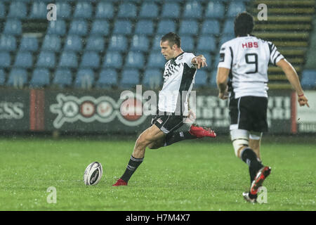 Parme, Italie. 05Th Nov, 2016.Zebre's utility retour Edoardo Padovani tente un drop goal lors du match contre le Leinster en Pro 12 Guinness © Massimiliano Carnabuci/Alamy news Banque D'Images