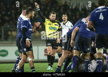 Parme, Italie. 05Th Nov, 2016. Nigel Owens souffle une pénalité pour Leinster lors du match contre le Zèbre en Pro 12 Guinness © Massimiliano Carnabuci/Alamy news Banque D'Images