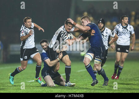 Parme, Italie. 05Th Nov, 2016. Matteo Pratichetti défend la balle contre Leinster en Pro 12 Guinness © Massimiliano Carnabuci/Alamy news Banque D'Images