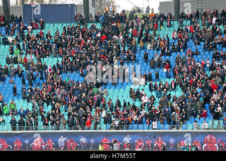 Leipzig, Allemagne. Nov 6, 2016. Fans de quitter le stade 20 minutes avant la fin du match en raison d'une alarme d'incendie qui s'est avéré être faux au cours de la Bundesliga match de foot entre Leipzig et FSV Mainz 05 au Red Bull Arena, à Leipzig, Allemagne, 6 novembre 2016. PHOTO : JAN WOITAS/dpa (EMBARGO SUR LES CONDITIONS - ATTENTION : En raison de l'accréditation, le LDF guidlines n'autorise la publication et l'utilisation de jusqu'à 15 photos par correspondance sur internet et dans les médias en ligne pendant le match.) © dpa/Alamy Live News Banque D'Images