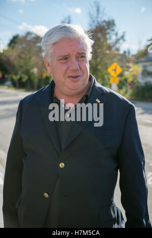 23 octobre 2016 - Merrick, New York, United States - MICHAEL F. REID, le candidat du Parti démocrate pour l'Assemblée générale de l'État de New York, du district 14 de l'environnement et participe à des groupes de citoyens" s'unissent pour réclamer l'eau publique et protest New York American Water's (''NYAW'') proposition d'augmenter les factures d'eau des résidents par 9,90  % (crédit Image : © Ann Parry via Zuma sur le fil) Banque D'Images