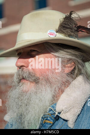 23 octobre 2016 - Merrick, New York, United States - Fred S. CHANDLER, 66 ans, de North Bellmore, portant plusieurs boutons campagne politique soutenant le candidat démocrate Hillary Clinton, assiste à s'unissent pour réclamer l'eau publique et l'arrêt New York American Water (NYAW) hausse des taux. Bouton son chapeau dit : ''Still love Bernie. Vote pour Hillary. (Crédit Image : © Ann Parry via Zuma sur le fil) Banque D'Images