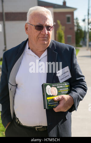 23 octobre 2016 - Merrick, New York, États-Unis - JOHN BROOKS, le candidat du Parti démocrate pour l'État de New York Sénat, porte documents de campagne tout en participant à des groupes de citoyens et de l'environnement" s'unissent pour réclamer l'eau publique et protest New York American Water's (''NYAW'') proposition d'augmenter les factures d'eau des résidents par 9,90  % (crédit Image : © Ann Parry via Zuma sur le fil) Banque D'Images