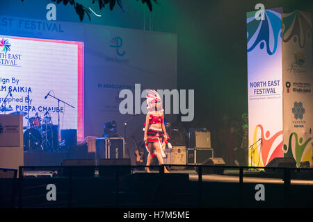 New Delhi, Inde. Nov 6, 2016. Défilé de mode par Adityam Saikia à l'occasion de Festival du Nord-Est à New Delhi. Credit : Swapan Banik/Alamy Live News Banque D'Images