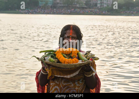 Kolkata, à l'ouest, de l'Inde. Nov 6, 2016. Kolkata, West Bengal, India, 6e Novembre 2016 : Chhath est un Hindu-Vedic célébration du festival qui tombe le quatrième jour après Diwali .et sont célébrés pendant quatre jours. Lakhs de fidèles le dimanche prières offertes au soleil sur les ghats du Gange et d'autres rivières et l'eau .ailleurs au Kolkata, Bengale occidental, à l'occasion de Chhath. Le jeûne à Kolkata, hommes et femmes se pressaient les ghats du Gange et se tint dans l'eau jusqu'à la taille .pour offrir des prières pour le soleil couchant. crédit : Debsuddha Banerjee/ZUMA/Alamy Fil Live News Banque D'Images