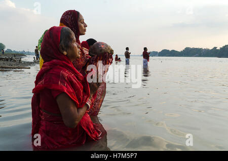 Kolkata, Bengale occidental, Inde. Nov 6, 2016. Kolkata, West Bengal, India, 6e Novembre 2016 : Chhath est un Hindu-Vedic célébration du festival qui tombe le quatrième jour après Diwali .et sont célébrés pendant quatre jours. Lakhs de fidèles le dimanche prières offertes au soleil sur les ghats du Gange et d'autres rivières et l'eau .ailleurs au Kolkata, Bengale occidental, à l'occasion de Chhath. Le jeûne à Kolkata, hommes et femmes se pressaient les ghats du Gange et se tint dans l'eau jusqu'à la taille .pour offrir des prières pour le soleil couchant. crédit : Debsuddha Banerjee/ZUMA/Alamy Fil Live News Banque D'Images