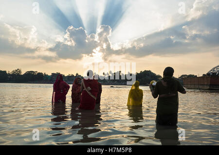 Kolkata, Bengale occidental, Inde. Nov 6, 2016. Kolkata, West Bengal, India, 6e Novembre 2016 : Chhath est un Hindu-Vedic célébration du festival qui tombe le quatrième jour après Diwali .et sont célébrés pendant quatre jours. Lakhs de fidèles le dimanche prières offertes au soleil sur les ghats du Gange et d'autres rivières et l'eau .ailleurs au Kolkata, Bengale occidental, à l'occasion de Chhath. Le jeûne à Kolkata, hommes et femmes se pressaient les ghats du Gange et se tint dans l'eau jusqu'à la taille .pour offrir des prières pour le soleil couchant. crédit : Debsuddha Banerjee/ZUMA/Alamy Fil Live News Banque D'Images