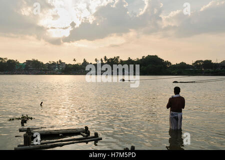 Kolkata, Bengale occidental, Inde. Nov 6, 2016. Kolkata, West Bengal, India, 6e Novembre 2016 : Chhath est un Hindu-Vedic célébration du festival qui tombe le quatrième jour après Diwali .et sont célébrés pendant quatre jours. Lakhs de fidèles le dimanche prières offertes au soleil sur les ghats du Gange et d'autres rivières et l'eau .ailleurs au Kolkata, Bengale occidental, à l'occasion de Chhath. Le jeûne à Kolkata, hommes et femmes se pressaient les ghats du Gange et se tint dans l'eau jusqu'à la taille .pour offrir des prières pour le soleil couchant. crédit : Debsuddha Banerjee/ZUMA/Alamy Fil Live News Banque D'Images