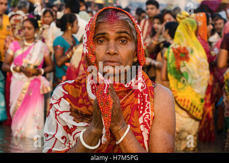 Kolkata, Bengale occidental, Inde. Nov 6, 2016. Kolkata, West Bengal, India, 6e Novembre 2016 : Chhath est un Hindu-Vedic célébration du festival qui tombe le quatrième jour après Diwali .et sont célébrés pendant quatre jours. Lakhs de fidèles le dimanche prières offertes au soleil sur les ghats du Gange et d'autres rivières et l'eau .ailleurs au Kolkata, Bengale occidental, à l'occasion de Chhath. Le jeûne à Kolkata, hommes et femmes se pressaient les ghats du Gange et se tint dans l'eau jusqu'à la taille .pour offrir des prières pour le soleil couchant. crédit : Debsuddha Banerjee/ZUMA/Alamy Fil Live News Banque D'Images