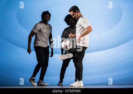 Düsseldorf, Allemagne. Nov 6, 2016. Le joueur de soccer national allemand Ilkay Guendogan (r) jouant avec une balle pendant la présentation du nouveau maillot de l'équipe nationale de football allemande par Adidas et l'Association de soccer de l'allemand à Düsseldorf, Allemagne, 6 novembre 2016. Le chandail sera porté pour la première fois lors de la Coupe du monde match de qualification de la sélection allemande le vendredi contre Saint-marin à Serravalle. PHOTO : MAJA HITIJ/dpa/Alamy Live News Banque D'Images