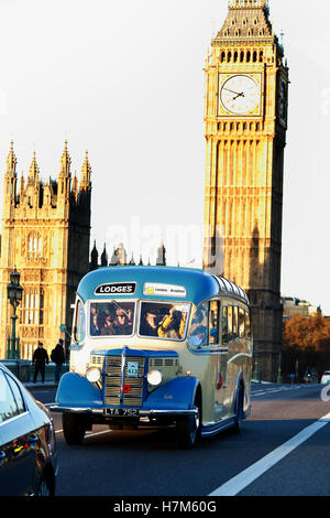 Londres, Royaume-Uni. 6 novembre, 2016. Bonhams Londres à Brighton Veteran Car Run. Chris Evans (Radio 2 DJ et présentatrice TV) et d'Alex Jones (présentatrice TV) dans leur autobus dans le Bonhams Londres à Brighton Veteran Car Run, traverse le pont de Westminster avec les Chambres du Parlement et Elizabeth Tower (logement Big Ben), dans l'arrière-plan. Crédit : Paul Marriott/Alamy Live News Banque D'Images