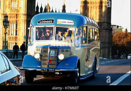 Londres, Royaume-Uni. 6 novembre, 2016. Bonhams Londres à Brighton Veteran Car Run. Chris Evans (Radio 2 DJ et présentatrice TV) et d'Alex Jones (présentatrice TV) dans leur autobus dans le Bonhams Londres à Brighton Veteran Car Run, traverse le pont de Westminster avec les Chambres du Parlement et Elizabeth Tower (logement Big Ben), dans l'arrière-plan. Crédit : Paul Marriott/Alamy Live News Banque D'Images