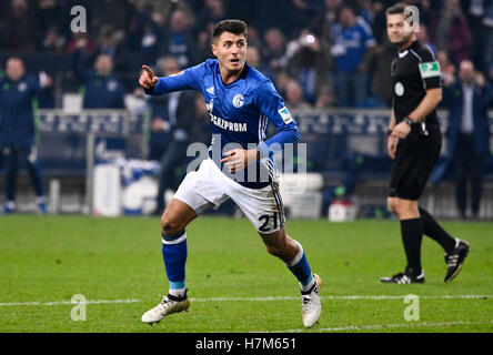 Veltins Arena Gelsenkirchen, Allemagne. Nov 6, 2016. 1ère saison de Bundesliga 2016/17 ème Journée 10 10., Schalke 04 (S04) contre le Werder Brême --- Alessandro Schšpf (S04) célèbre Crédit : kolvenbach/Alamy Live News Banque D'Images