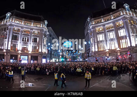 Londres, Royaume-Uni. Nov 6, 2016. L'Oxford Street les décorations de Noël et les lumières ont été mis sous tension et cette année le thème est peu d'étoiles dans l'aide de la NSPCC. Crédit : Paul Brown/Alamy Live News Banque D'Images