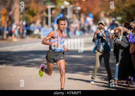 New York, USA. 06 Nov, 2016. Ghebreslassie Ghirmay érythréenne, passe par Harlem à New York, à proximité de la 22 mile mark près de Mount Morris Park le dimanche, Novembre 6, 2016 dans la 46th annual TCS New York City Marathon. Ghebreslassie a remporté le marathon en 2 heures, 7 minutes 51 secondes. ( © Richard B. Levine) Crédit : Richard Levine/Alamy Live News Banque D'Images