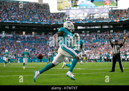 Miami Gardens, Florida, USA. Nov 6, 2016. Running back des Dolphins de Miami Drake du Kenya (32), s'exécute en arrière un coup pour un touché faisant le score 26-23 à la fin du quatrième trimestre par rapport à la Nouvelle York Jets pendant leur jeu NFL dimanche 06 novembre 2016 au Hard Rock Stadium de Miami Gardens. Score final 27-23. © Bill Ingram/Le Palm Beach Post/ZUMA/Alamy Fil Live News Banque D'Images