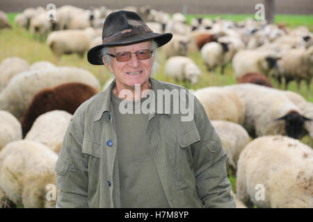 Helmut Berger Lenz se dresse sur une prairie avec son troupeau, gardé par un chien Gardien de bétail, près de Badeborn, Allemagne, 28 octobre 2016. Le wolve est revenu à la Saxe-Anhalt et est également une menace pour les moutons. Chiens spécial peut garder les troupeaux. Experts regrette l'absence d'appui de l'état. PHOTO : PETER GERCKE/dpa Banque D'Images