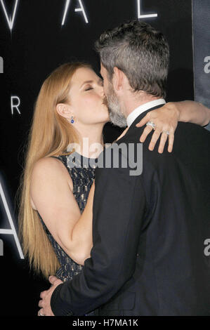 Los Angeles, Californie, USA. Nov 6, 2016. 6 novembre 2016 - Los Angeles California USA - Actrice AMY ADAMS, mari DARREN LE GALLO en 2016 ''arrivants'' Premiere tenue au Regency Village Theatre, Westwood Los Angeles, CA Crédit : Paul Fenton/ZUMA/Alamy Fil Live News Banque D'Images