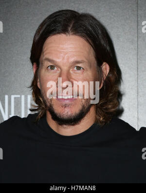 Los Angeles, CA, USA. 06 Nov, 2016. Mark Wahlberg arrive à la 9e Hamilton Behind the Camera Awards à la Bourse le 6 novembre 2016 à Los Angeles, Californie. ( Crédit : Parisa Afsahi/Media Punch)./Alamy Live News Banque D'Images