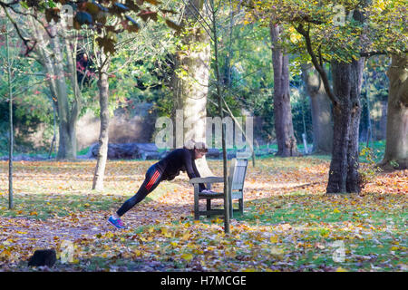 Wimbledon Londres, Royaume-Uni. Nov 7, 2016. Les gens apprécient le soleil d'automne par une froide journée de Wimbledon Common Crédit : amer ghazzal/Alamy Live News Banque D'Images