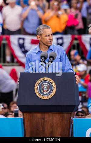 Kissimmee, Floride, USA. 06 Nov, 2016. Le président Barack Obama fait campagne pour Hillary Clinton le dimanche 6 novembre 2016, à l'Heritage Park à Kissimmee, Floride. Crédit : l'accès Photo/Alamy Live News Banque D'Images