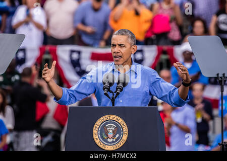 Kissimmee, Floride, USA 08th Nov, 2016 Le président Barack Obama fait campagne pour Hillary Clinton le dimanche 6 novembre 2016, à l'Heritage Park à Kissimmee, Floride. Crédit : l'accès Photo/Alamy Live News Banque D'Images