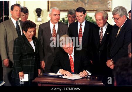 27 juin 1997 - Washington, District de Columbia, États-Unis d'Amérique - Le président des États-Unis, Bill Clinton signe l'Acte de 1997 communautés sans drogue à la Maison Blanche à Washington, DC Le 27 juin 1997. Debout derrière le président, de gauche à droite, Vice président américain Al Gore, le procureur général américain Janet Reno, Secrétaire américain de la Santé et des Services sociaux (HHS) Donna Shalala, le Général Barry McCaffrey, secrétaire du Trésor des États-Unis, M. Robert Rubin, représentant américain Rob Portman (républicain de l'Ohio), représentant des États-Unis Sandy Levin (démocrate du Michigan), et représentant américain Dennis Banque D'Images