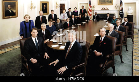 11 janvier 1994 - Washington, District de Columbia, États-Unis d'Amérique - photo officielle du Président des États-Unis Bill Clinton a pris l'armoire dans la salle du Cabinet de la Maison Blanche à Washington, DC Le 11 janvier 1994. Assis de gauche à droite : Le Président Clinton, secrétaire d'État Warren Christopher, le secrétaire à la défense Les Aspin, secrétaire de l'intérieur Bruce Babbitt, secrétaire du Commerce, Ron Brown, secrétaire de la Santé et des Services Donna Shalala, secrétaire des Transports Federico Pena, Secrétaire des Affaires des anciens combattants Jesse Brown, secrétaire de l'éducation, M. Richard Riley, Secrétaire Banque D'Images