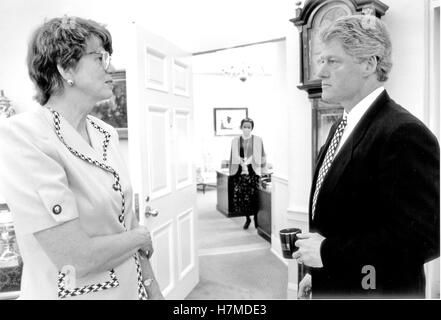 Le président des États-Unis, Bill Clinton, est en liaison avec le procureur général Janet Reno dans le bureau ovale de la Maison Blanche à Washington, DC, le jeudi 15 avril, 1993. Reno, un ancien comté de Dade, en Floride, le procureur, a été largement acclamée pour son approche dure de la lutte contre la criminalité. Credit : White House via CNP /MediaPunch Banque D'Images