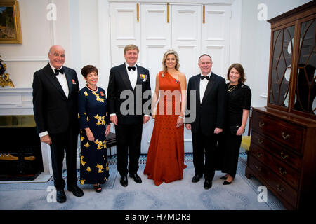 Wellington, Nouvelle-Zélande. Nov 7, 2016. Le roi Willem-Alexander et Maxima La Reine (C) des Pays-Bas rencontrer le gouverneur général Dame Patsy Reddy (2L) et son mari Sir David Gascoigne (L) et le premier ministre John Key et son épouse dans la salle pendant l'État Porritt banquet au Government House à Wellington, Nouvelle-Zélande, 7 novembre 2016. Roi des Pays-Bas et de la Reine sont en Nouvelle-Zélande pour un jour 3 visite d'état. Photo : Patrick van Katwijk//POINT DE VUE - PAS DE SERVICE DE FIL-/dpa/Alamy Live News Banque D'Images