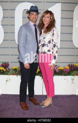 Philip Joncas, Allison Janney présents pour les Championnats du Monde de la Breeders' Cup - SAT, Santa Anita Park, Arcadia, CA, 4 novembre 2016. Photo par : Priscilla Grant/Everett Collection Banque D'Images