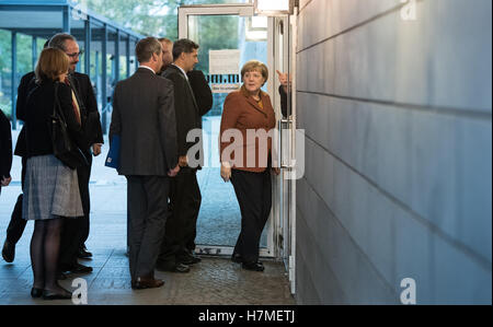 Berlin, Allemagne. Nov 7, 2016. La chancelière allemande, Angela Merkel (CDU) marcher le long de la base de la Service des étrangers à Berlin, Allemagne, 7 novembre 2016. PHOTO : Bernd VON JUTRCZENKA/dpa/Alamy Live News Banque D'Images