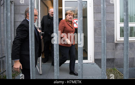 Berlin, Allemagne. Nov 7, 2016. La chancelière allemande, Angela Merkel (CDU) marcher le long de la base de la Service des étrangers à Berlin, Allemagne, 7 novembre 2016. PHOTO : Bernd VON JUTRCZENKA/dpa/Alamy Live News Banque D'Images