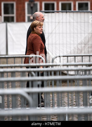 Berlin, Allemagne. Nov 7, 2016. La chancelière allemande, Angela Merkel (CDU) marcher le long de la base de la Service des étrangers à Berlin, Allemagne, 7 novembre 2016. PHOTO : Bernd VON JUTRCZENKA/dpa/Alamy Live News Banque D'Images