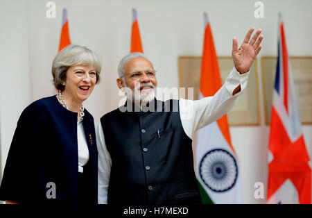 New Delhi, Inde. Nov 7, 2016. Le Premier Ministre indien Narendra Modi (R) et la visite du Premier ministre britannique Theresa peuvent poser pour les photos avant leur réunion à Hyderabad House à New Delhi, Inde, le 7 novembre 2016. Le Premier ministre britannique Theresa peuvent arriver à New Delhi tard dimanche soir, à trois jours de visite de commerce visant à renforcer les liens bilatéraux dans les domaines clés du commerce, de l'investissement, de la défense et de la sécurité. Credit : Partha Sarkar/Xinhua/Alamy Live News Banque D'Images