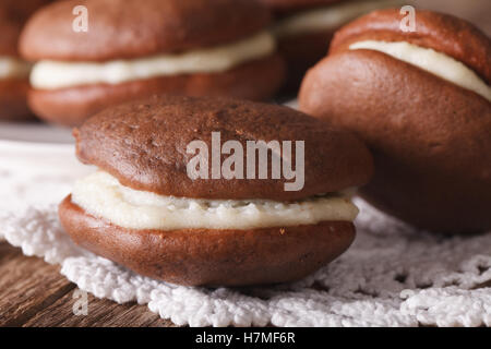 American Whoopie pie dessert macro sur la table. L'horizontale Banque D'Images