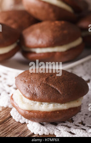 American Whoopie pie dessert macro sur la table verticale. Banque D'Images