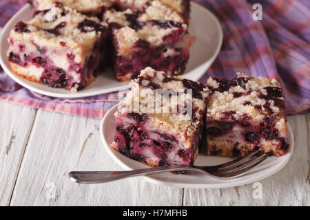 Tarte aux myrtilles baies close-up sur une plaque sur la table horizontale. Banque D'Images