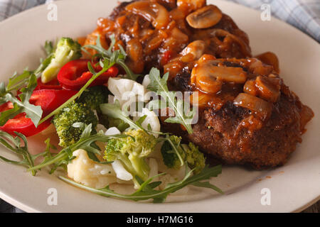 Steak Salisbury avec légumes frais sur une plaque. L'horizontale Banque D'Images