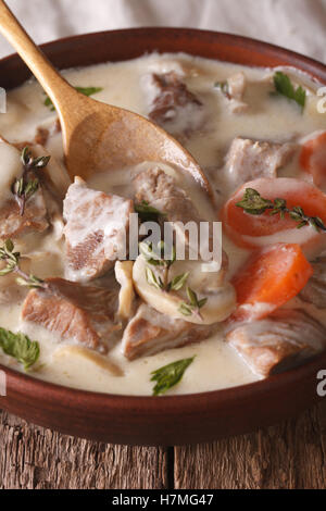 Blanquette de veau close up dans un bol sur la table. La verticale Banque D'Images