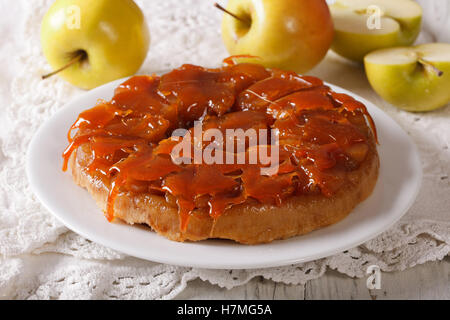 Tarte aux pommes Tarte Tatin au caramel sur une assiette horizontale. Banque D'Images