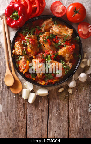 Chakhokhbili ragoût de poulet avec des légumes sur la table. vertical Vue de dessus Banque D'Images