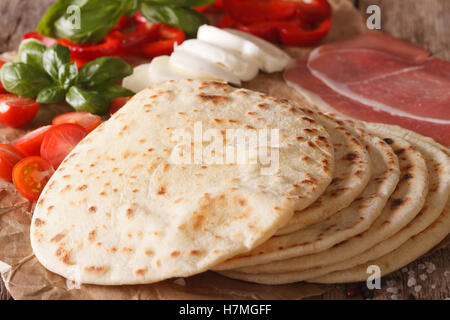 Piadina italienne télévision pain, jambon, fromage et légumes sur une table horizontale de macro. Banque D'Images