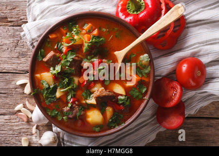 Soupe de goulash hongrois traditionnels bogracs close-up dans un bol sur la table horizontale vue du dessus. Banque D'Images