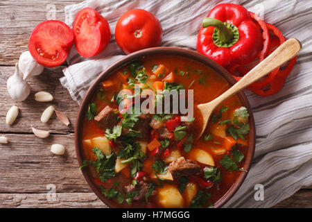 Soupe de goulash hongrois bograch close-up sur la table et d'ingrédients. Vue du dessus horizontale Banque D'Images