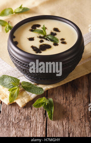 Soupe au riz turque Yayla, menthe et le yogourt dans un bol sur la table. La verticale Banque D'Images